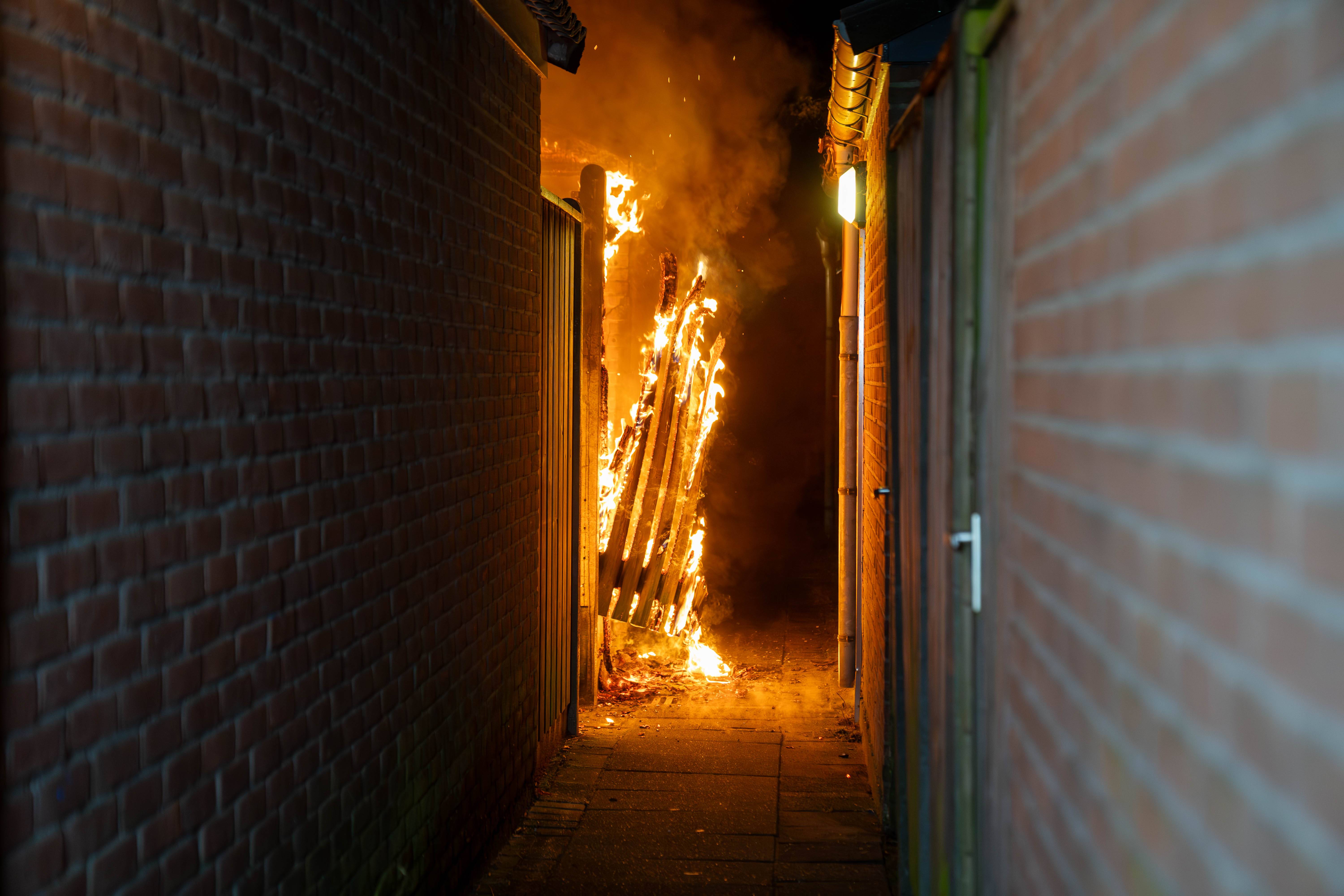 FR13PnEVIflz-Brand_schuur_Deventer-4.jpg