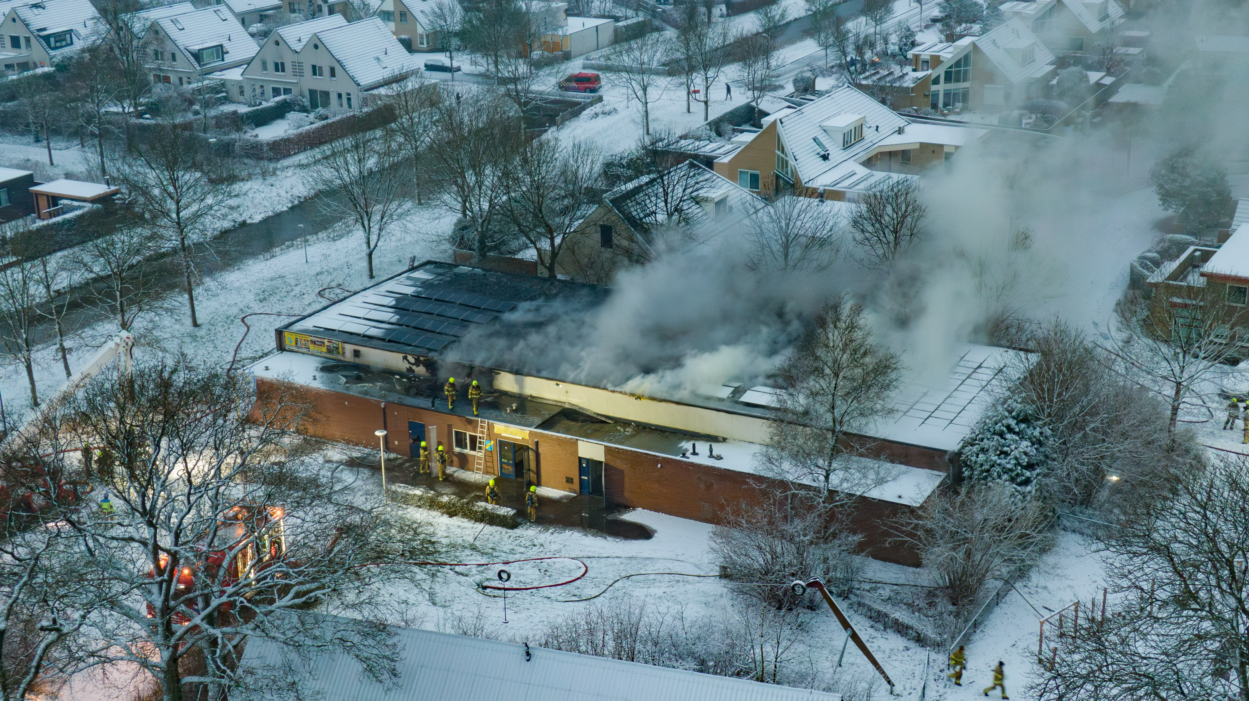 HD0bpqc6Qiiu-Drone-Lochem-brand-sporthal-4.jpg