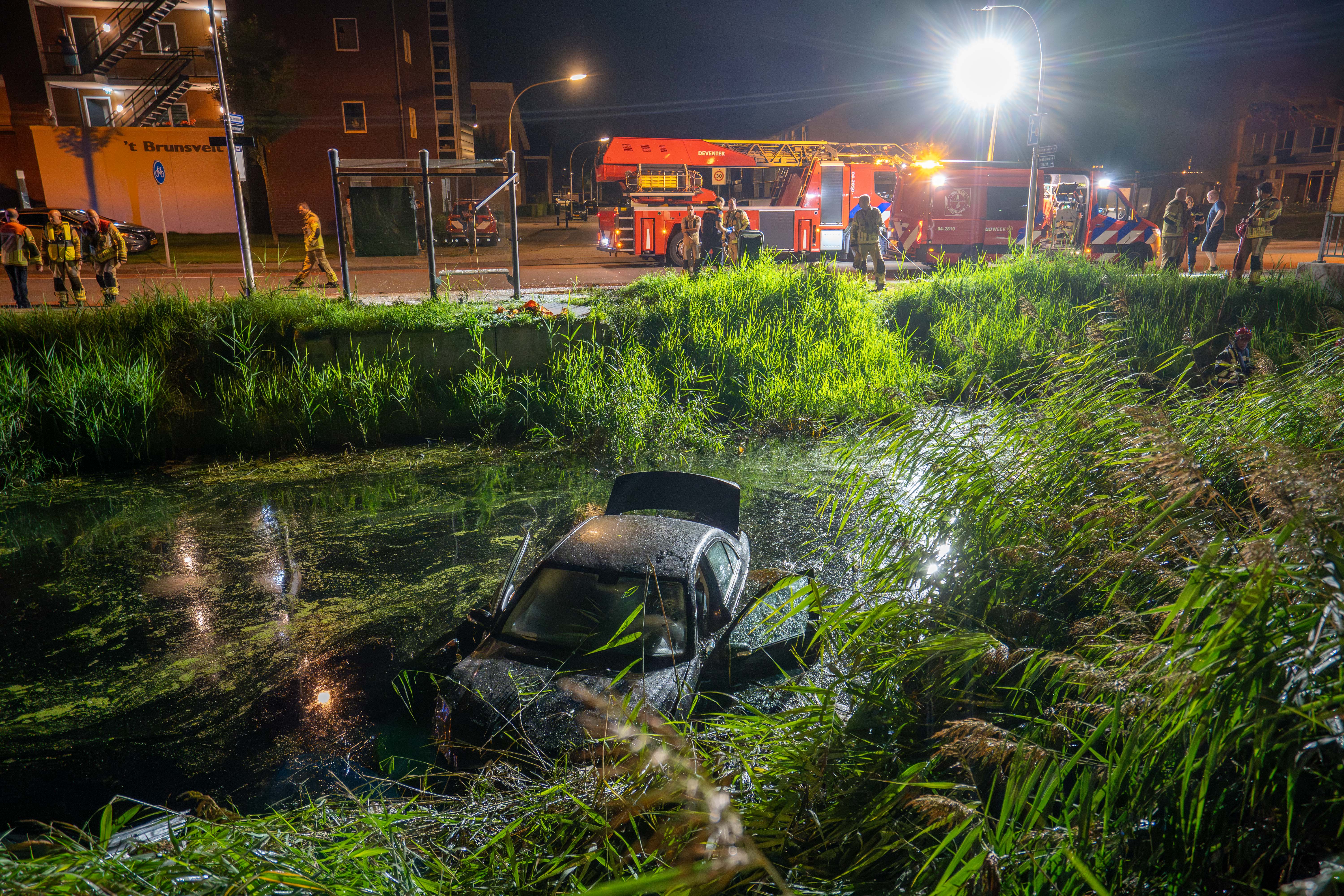 JPcJi3nBgAP8-auto-te-water-Deventer-5.jpg