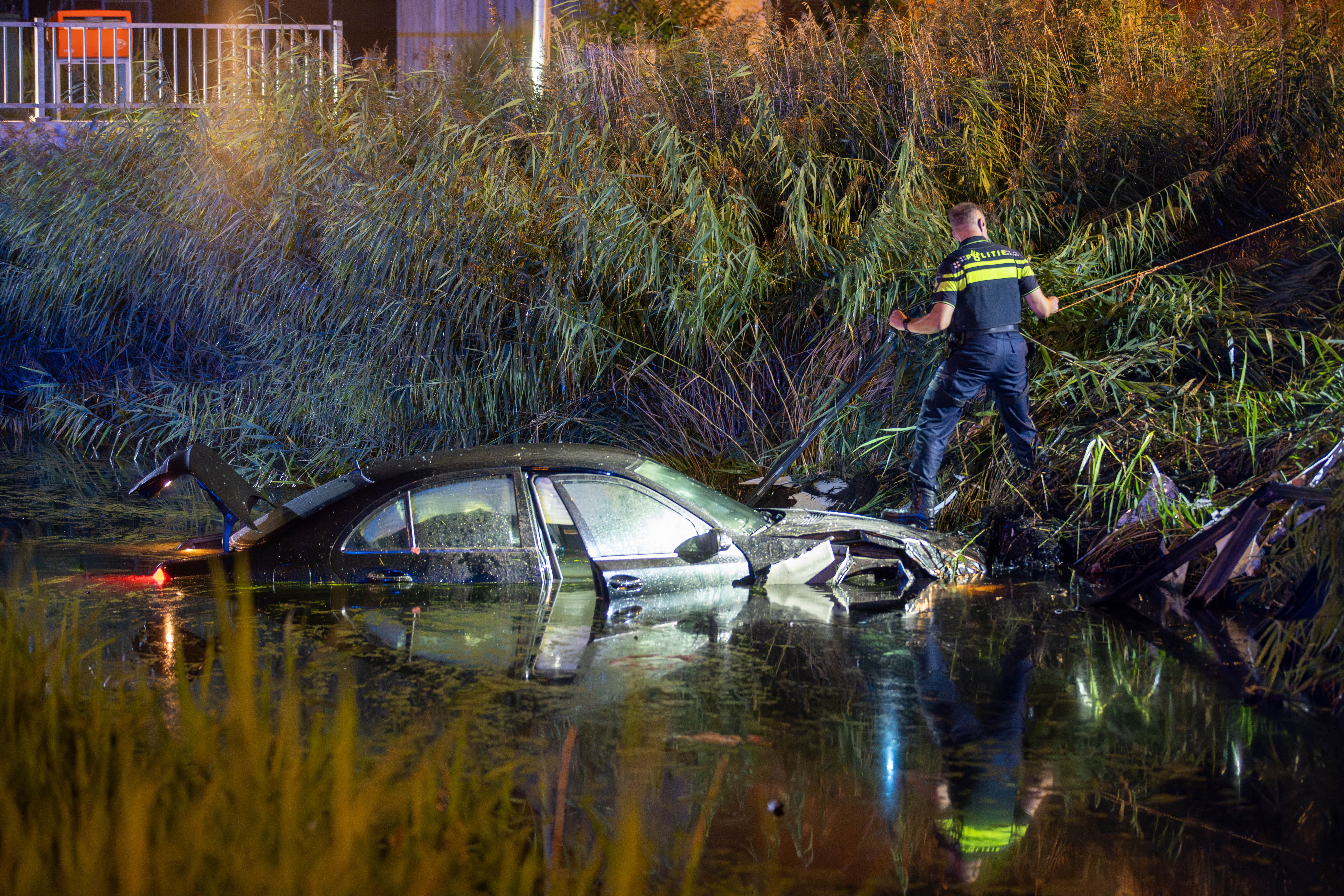 L81KayjMVahg-auto-te-water-Deventer-2.jpg