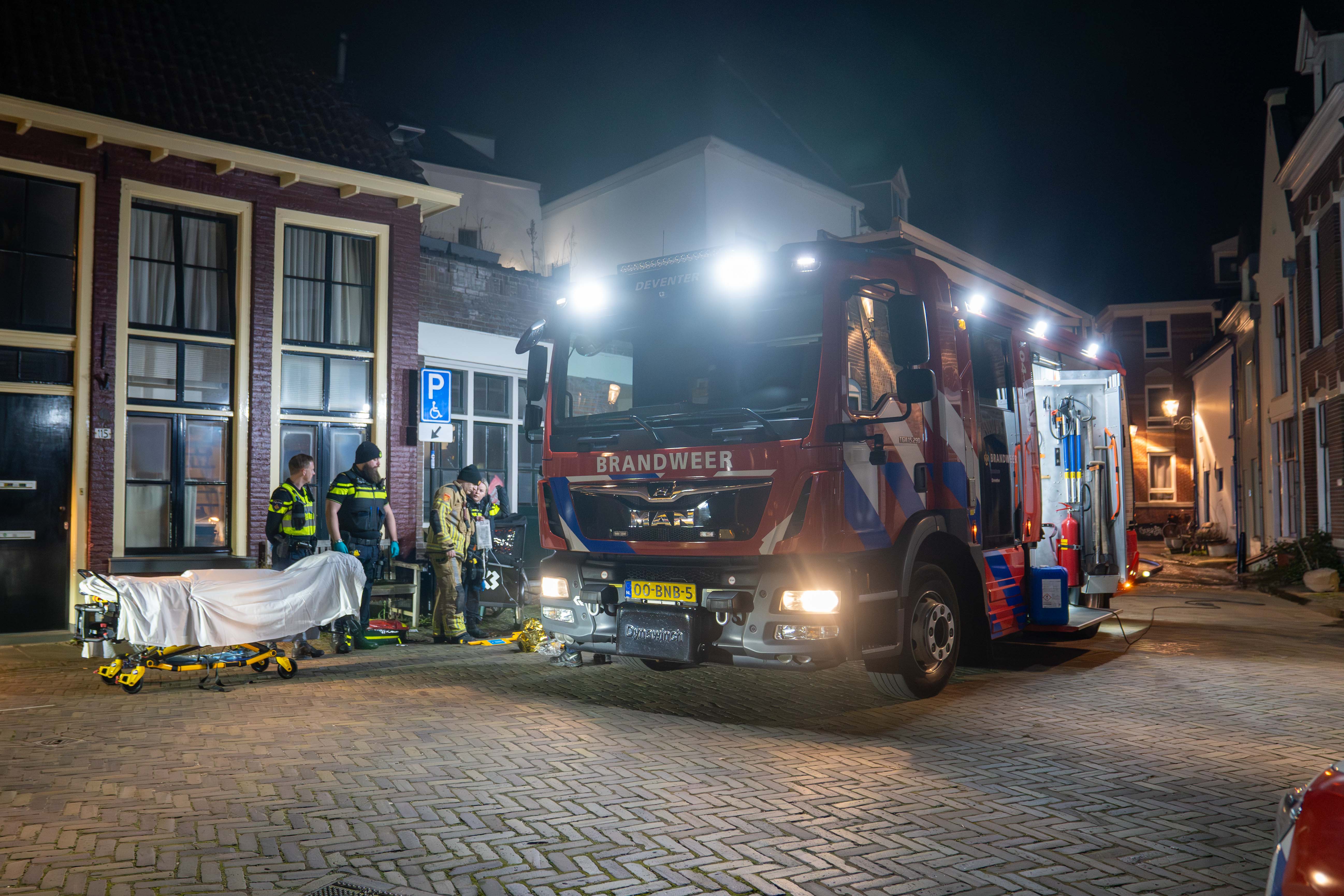 XB1psS1IJeFn-zwaargewonde-woningbrand-Deventer-1.jpg