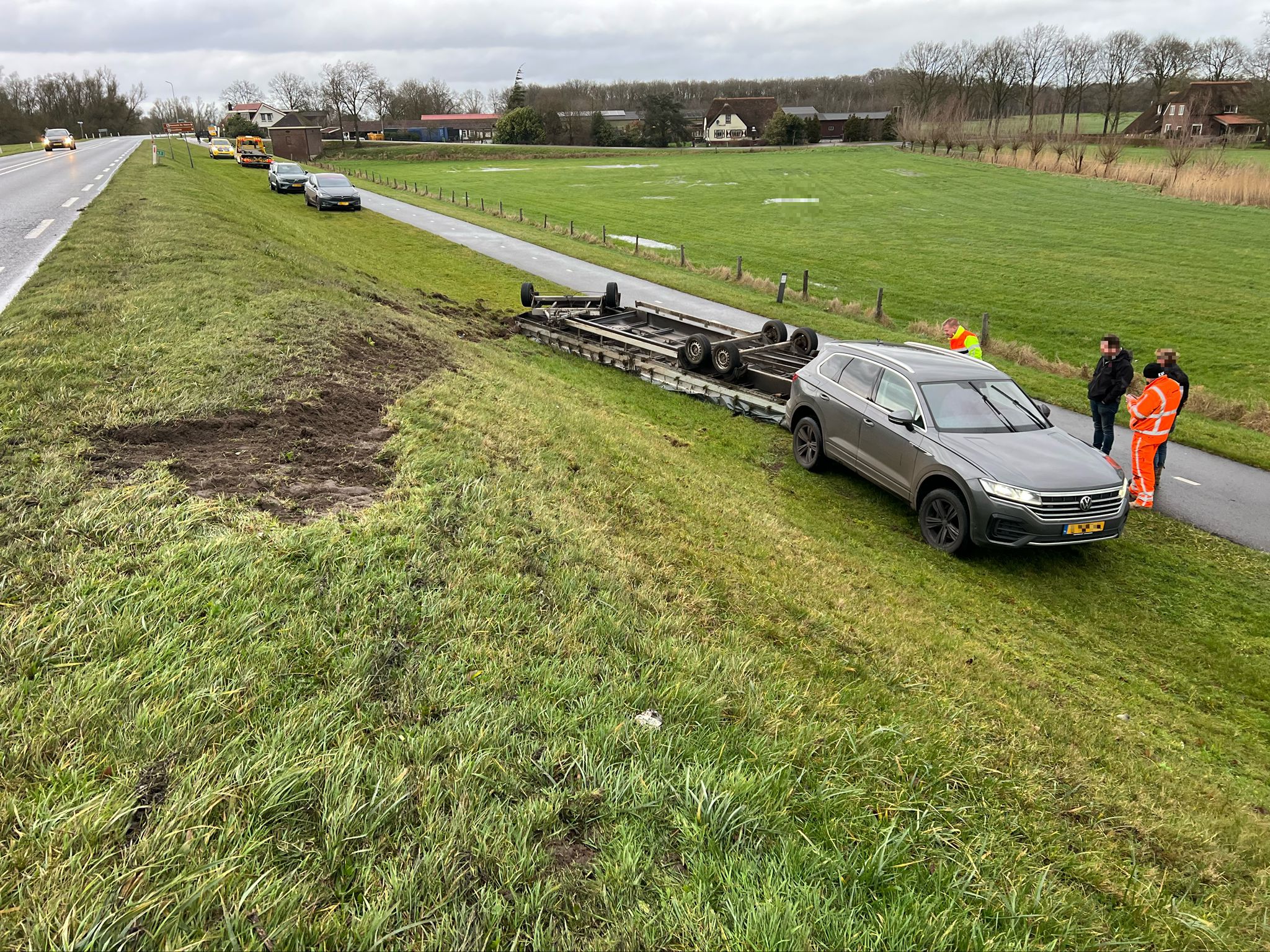 arlwQnUZTF5v-Aanhanger-dijk-Deventer-1.jpeg
