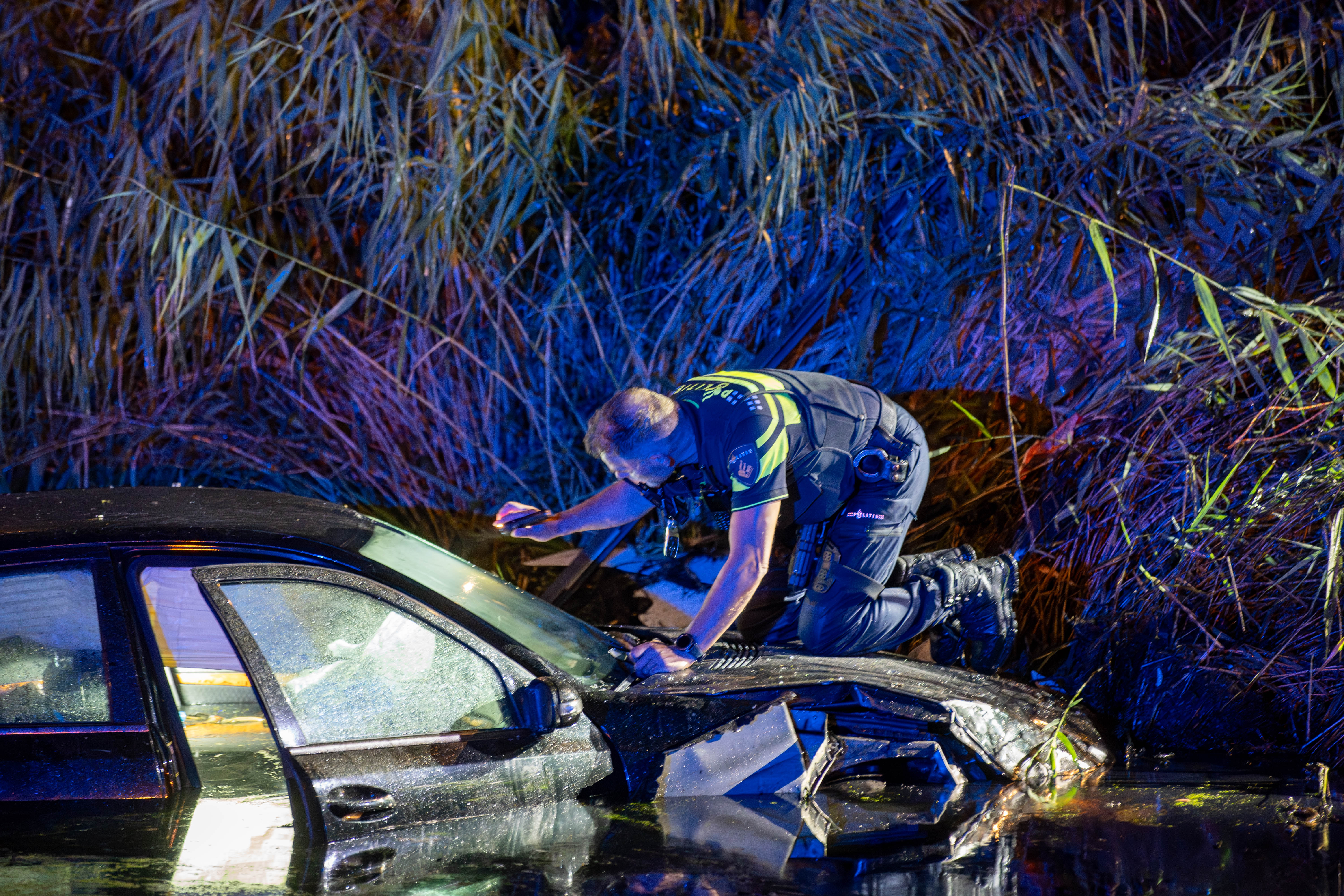ud1UVISvkCWx-auto-te-water-Deventer-3.jpg